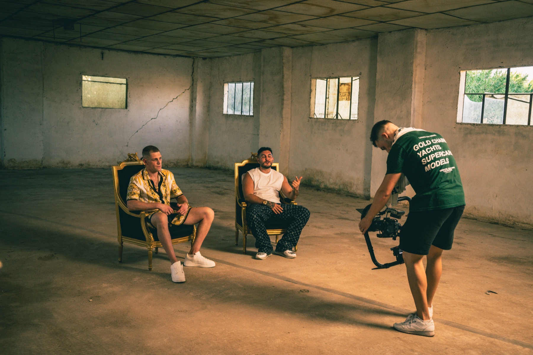 Héctor grabando a Al Safir y Omar Montes en el rodaje de un videoclip